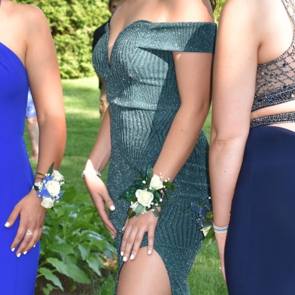 Beautiful Emerald Green Off-shoulder Maxi Dress